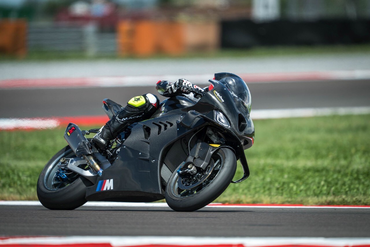 DueruoteTG #238 - Abbiamo guidato in pista la BMW che corre in SBK! 